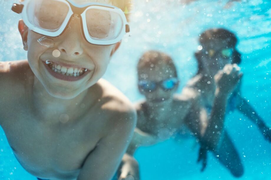 El verano es la época perfecta para disfrutar de un refrescante chapuzón en la piscina. Sin embargo, ¿sabías que el cloro utilizado para mantener las piscinas limpias puede tener efectos adversos en tus dientes?