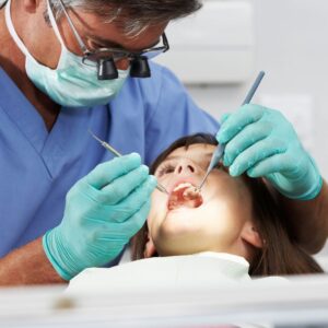 Dentista examinando la salud bucal de un niño